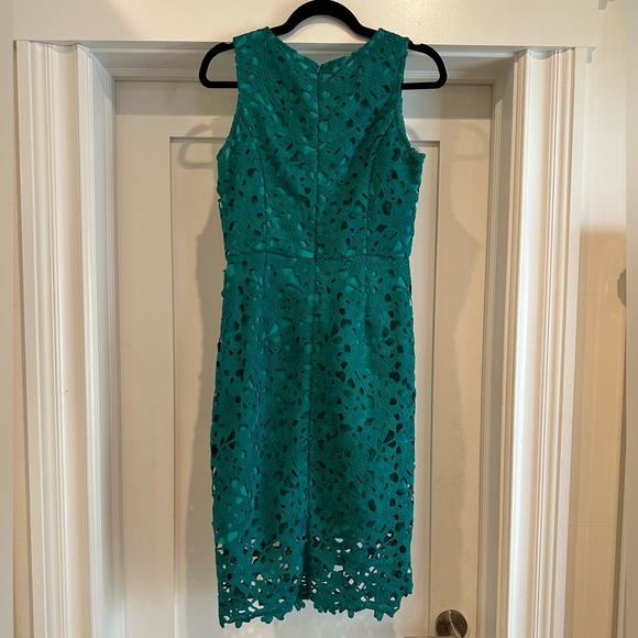 Lace overlay fitted dress - Picture 3 of 4